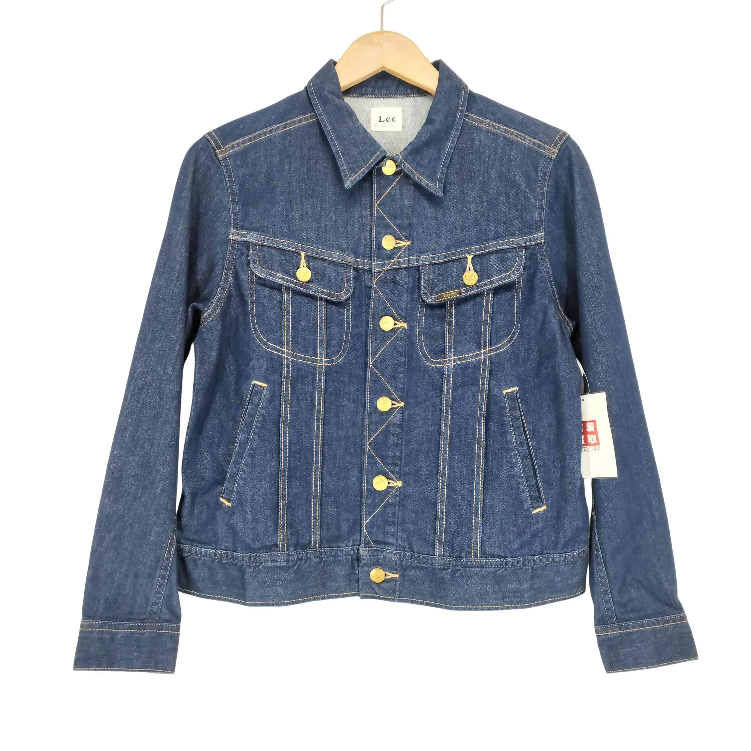 ブランド Lee(リー) CIAOPANIC TYPY(チャオパニックティピー) カテゴリ メンズ アウター ジャケット デニム・Gジャン アイテム デニムトラッカージャケット 表記サイズ import：M 参考サイズ 日本サイズ：M-L(相当) 実寸 肩幅41cm 身幅48cm 着丈54.5cm 袖丈57cm 素材 コットン 91% ポリエステル 8% ポリウレタン 1% 色 青系 状態 (B)程度良好・使用感あり 型番LM0129 袖長袖ロングスリーブ 更新日 2025/11/21 14:44 この商品を見た人はこちらの商品もチェックしています！ 【中古】インターナショナルギャラリービームス International Gallery BEAMS PERBACCO ウール チェスターコート メンズ JPN：46¥ 2629（税込）【中古】パタゴニア patagonia 80s USA製 三角タグ ジップアップフリースジャケット メンズ S¥ 11539（税込）【中古】チャップスラルフローレン CHAPS RALPH LAUREN 裏フリース ジャケット メンズ 表記無¥ 9339（税込）【中古】ユーズドフルギ USED古着 4th リップストップ jungle fatigue ジャングルファティーグ ジャケット ミリタリージャケット メンズ 表記無¥ 9339（税込）【中古】バーバリーズ BURBERRYS 裏地ノバチェック ステンカラーコート メンズ 表記無¥ 20889（税込）【中古】リーバイス Levis Premium 1st ビッグE 赤耳 デニムジャケット メンズ import：M¥ 20889（税込）【中古】ベルギーアーミー Belgian army 70S ベルギー軍 空挺部隊 パラトルーパー 迷彩 ジグソーカモ ハーフジップ デニソンスモック プルオーバー ミリタリージャケット1972年製 メンズ 表記無¥ 9339（税込）【中古】カスタムカルチャー CUSTOM CULTURE ファー ミリタリー モッズ コート メンズ JPN：3¥ 3839（税込）【中古】バーバリーズ BURBERRYS 裏地ノバチェック ステンカラーコート メンズ 表記無¥ 20889（税込）【中古】リーボック Reebok UFC200 止水ジップ ボンバージャケット メンズ JPN：XXL¥ 1969（税込） こちらの商品は原宿キャットストリート北ウイング店の取り扱いです。完売・移動している場合がございますので(03-6447-5566)にご連絡頂き、(1140119348750)をお伝えください。 BAZZSTORE(バズストア)について下北沢、渋谷、原宿、高円寺など東京の古着のメッカに多数の店舗を展開するブランド古着の買取販売の専門店です。美品、新品に近い良質な中古から、玄人好みのヴィンテージ(ビンテージ)古着アイテムを多数取り扱っております。アウトレット品ではなく、店頭買取を中心とした中古1点のみの在庫処分価格で掲載しております。主に20代、30代、40代、50代、60代と幅広い世代の方にご利用頂いております。【在庫について】実店舗と併売をしております。 店頭価格と通販価格が異なる商品が一部ございます。 他通販サイト・実店舗でも同時に販売しており、ご注文後に在庫を確認させて頂くため、在庫がない場合はキャンセル対応させて頂く場合がございます。