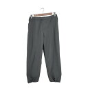 ブランド Graphpaper(グラフペーパー) カテゴリ メンズ パンツ その他パンツ アイテム High Gauze Jersey Track Pants 表記サイズ JPN：1 参考サイズ 日本サイズ：71-76,S-M(相当) 実寸 ウエスト36cm 股上31cm 腿幅36cm 股下66cm 裾幅18cm 素材 ポリエステル 100% 色 グレー系 状態 (B)程度良好・使用感あり 年代2023SS 型番gm231-40161 丈10分丈ロング（マキシ） 更新日 2024/04/04 19:28 この商品を見た人はこちらの商品もチェックしています！ 【中古】グラフペーパー Graphpaper 21SS Selvage Wool Wide Chef Pants メンズ FREE¥ 14289（税込）【中古】グラフペーパー Graphpaper 21AW SHEEP LEATHER EASY PANTS メンズ JPN：1¥ 31889（税込）【中古】グラフペーパー Graphpaper 20SS Garment Dyed Poplin Pants メンズ JPN：2¥ 5489（税込）【中古】グラフペーパー Graphpaper Semi-Dull Poplin Track Shorts メンズ 表記無¥ 9889（税込） こちらの商品は下北沢北口店にてご試着可能です。完売・移動している場合がございますのでご来店前に(03-6407-1405)ご連絡頂き、(1130235815120)をお伝えください。 BAZZSTORE(バズストア)について下北沢、渋谷、原宿、高円寺など東京の古着のメッカに多数の店舗を展開するブランド古着の買取販売の専門店です。美品、新品に近い良質な中古から、玄人好みのヴィンテージ(ビンテージ)古着アイテムを多数取り扱っております。アウトレット品ではなく、店頭買取を中心とした中古1点のみの在庫処分価格で掲載しております。主に20代、30代、40代、50代、60代と幅広い世代の方にご利用頂いております。【在庫について】実店舗と併売をしております。 店頭価格と通販価格が異なる商品が一部ございます。 他通販サイト・実店舗でも同時に販売しており、ご注文後に在庫を確認させて頂くため、在庫がない場合はキャンセル対応させて頂く場合がございます。