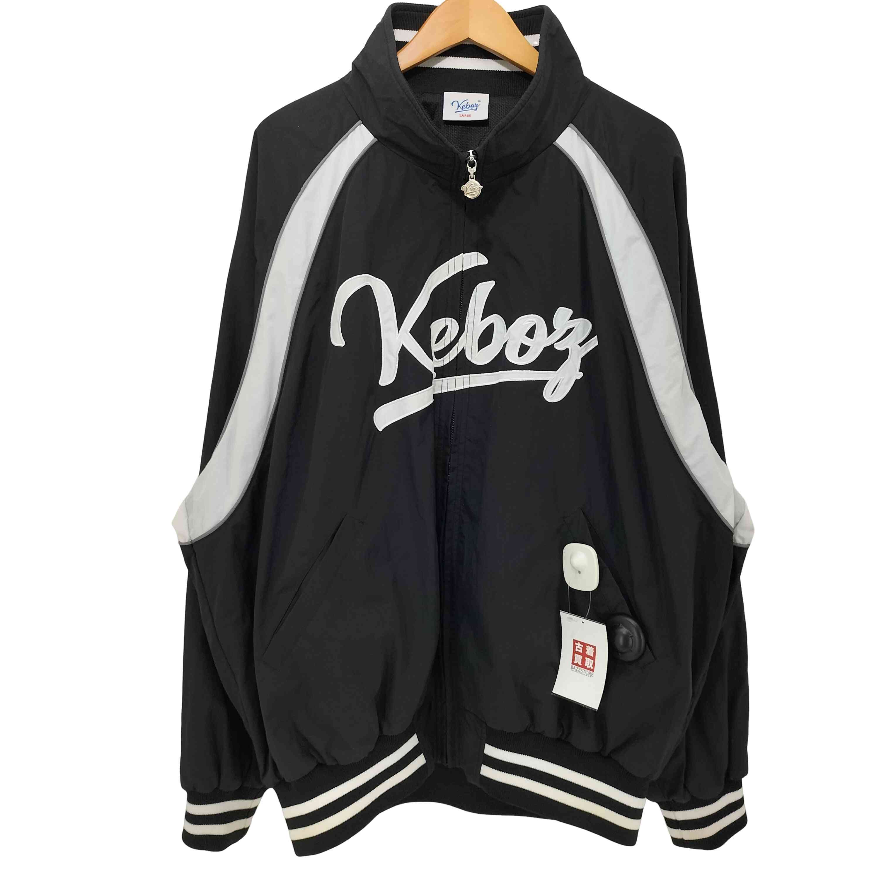 ブランド KEboz(ケボズ) カテゴリ メンズ アウター ジャケット その他ジャケット アイテム SPORT JACKET ナイロンジャケット 表記サイズ JPN：L 参考サイズ 日本サイズ：L(相当) 実寸 裄丈95cm 身幅75cm 着丈76cm 素材 ナイロン 100% 色 黒系 状態 (B)程度良好・使用感あり 袖長袖ロングスリーブ 更新日 2025/10/08 20:23 こちらの商品は江古田店の取り扱いです。完売・移動している場合がございますので(03-6908-1770)にご連絡頂き、(1139261761166)をお伝えください。 BAZZSTORE(バズストア)について下北沢、渋谷、原宿、高円寺など東京の古着のメッカに多数の店舗を展開するブランド古着の買取販売の専門店です。美品、新品に近い良質な中古から、玄人好みのヴィンテージ(ビンテージ)古着アイテムを多数取り扱っております。アウトレット品ではなく、店頭買取を中心とした中古1点のみの在庫処分価格で掲載しております。主に20代、30代、40代、50代、60代と幅広い世代の方にご利用頂いております。【在庫について】実店舗と併売をしております。 店頭価格と通販価格が異なる商品が一部ございます。 他通販サイト・実店舗でも同時に販売しており、ご注文後に在庫を確認させて頂くため、在庫がない場合はキャンセル対応させて頂く場合がございます。