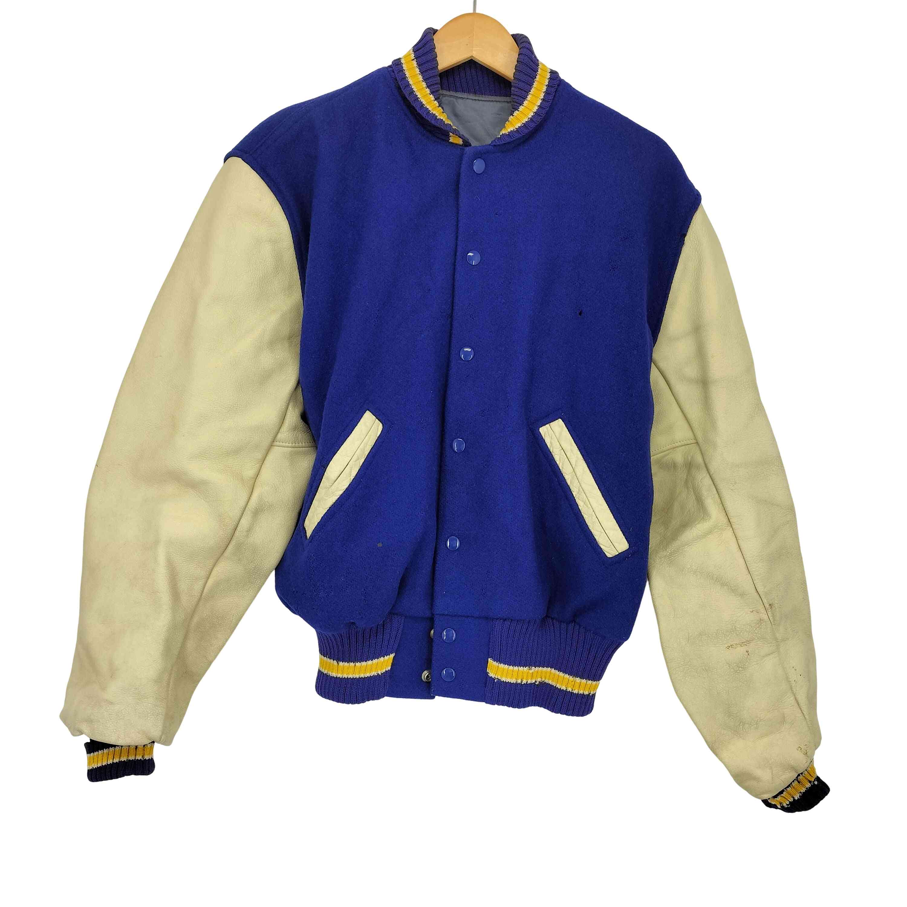 ブランド USED古着(ユーズドフルギ) カテゴリ メンズ アウター ジャケット スタジャン アイテム ALBION Award Jacket レザー切替 スタジアムジャケット 表記サイズ US：40 参考サイズ 日本サイズ：L-XL(相当) 実寸 肩幅48cm 身幅56cm 着丈60cm 袖丈62cm 素材 ウール 100% 色 青系 白系 状態 (C)ダメージ・使用感あり・訳あり・ワケあり・わけあり 状態詳細各所に小穴、薄汚れがございます。 袖長袖ロングスリーブ 更新日 2025/11/03 09:24 この商品を見た人はこちらの商品もチェックしています！ 【中古】ユーズドフルギ USED古着 コットンポリステンカラーコート メンズ JPN：L¥ 7139（税込）【中古】ユーズドフルギ USED古着 {{MOLINEL}} モリネル ユーロ ワーク アトリエコート カバーオール メンズ 5¥ 4609（税込）【中古】ユーズドフルギ USED古着 レザー切替 スタジアムジャケット メンズ 表記無¥ 8239（税込）【中古】ユーズドフルギ USED古着 ウールポリ 袖シープレザー チェスターコート メンズ JPN：46¥ 1969（税込）【中古】ユーズドフルギ USED古着 {{yoshiokubo}} ウール 4ポケット カラー切替 1B テーラードジャケット メンズ JPN：1¥ 3509（税込）【中古】ユーズドフルギ USED古着 {{O'NEORIGHT}}× NASA パッチワークデザイン フーデッド ジップアップブルゾン メンズ FREE¥ 2629（税込）【中古】ユーズドフルギ USED古着 mac mor オーバーサイズレザージャケット メンズ 4xl¥ 3839（税込）【中古】ユーズドフルギ USED古着 キルティング裏地 コーデュロイジャケット メンズ 表記無¥ 7139（税込）【中古】ユーズドフルギ USED古着 カウレザー2B テーラードジャケット メンズ F¥ 7139（税込）【中古】ユーズドフルギ USED古着 {{ThamesPoint}} ピュアカシミヤ ステンカラーコート メンズ import：S¥ 4169（税込） こちらの商品は吉祥寺ダイヤ街店の取り扱いです。完売・移動している場合がございますので(0422-27-1043)にご連絡頂き、(1139636295692)をお伝えください。 BAZZSTORE(バズストア)について下北沢、渋谷、原宿、高円寺など東京の古着のメッカに多数の店舗を展開するブランド古着の買取販売の専門店です。美品、新品に近い良質な中古から、玄人好みのヴィンテージ(ビンテージ)古着アイテムを多数取り扱っております。アウトレット品ではなく、店頭買取を中心とした中古1点のみの在庫処分価格で掲載しております。主に20代、30代、40代、50代、60代と幅広い世代の方にご利用頂いております。【在庫について】実店舗と併売をしております。 店頭価格と通販価格が異なる商品が一部ございます。 他通販サイト・実店舗でも同時に販売しており、ご注文後に在庫を確認させて頂くため、在庫がない場合はキャンセル対応させて頂く場合がございます。