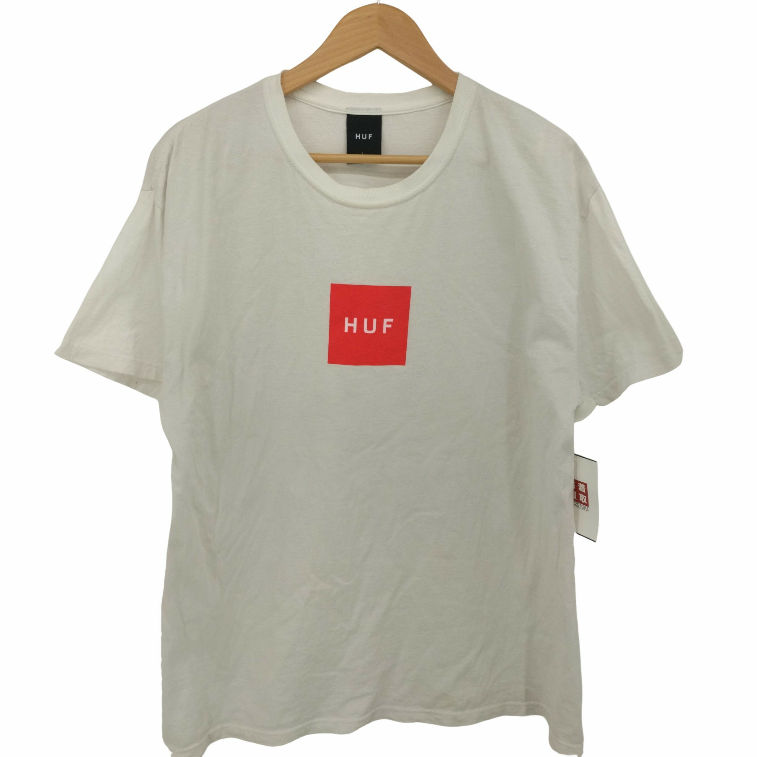 ブランド HUF(ハフ) カテゴリ メンズ トップス Tシャツ・カットソー クルーネック アイテム ロゴプリント S/S tee ショートスリーブ Tシャツ 表記サイズ import：L 参考サイズ 日本サイズ：L-XL(相当) 実寸 肩幅50cm 身幅46cm 着丈68cm 袖丈18cm 素材 製品表示なし 色 白系 状態 (C)ダメージ・使用感あり・訳あり・ワケあり・わけあり 状態詳細襟ぐりに汚れ、全体的に毛羽立ちがございます。 型番114910 袖半袖ショートスリーブ 更新日 2024/02/24 21:03 この商品を見た人はこちらの商品もチェックしています！ 【中古】ハフ HUF DIRTY WATER DOG S/S TEE メンズ import：L¥ 4169（税込）【中古】ハフ HUF X Pink Panther Heads L/S Shirt メンズ import：M¥ 1969（税込）【中古】ハフ HUF フロントロゴTシャツ メンズ JPN：L¥ 3839（税込）【中古】ハフ HUF HAZE REMIX L/S TEE メンズ JPN：L¥ 4609（税込）【中古】ハフ HUF MEGABLAST EMBROIDERED LONG SLEEVE POCKET T-SHIRT メンズ import：XL¥ 3839（税込）【中古】ハフ HUF remio メンズ JPN：L¥ 5269（税込）【中古】ハフ HUF コラボ両面プリントTシャツ メンズ JPN：M¥ 4169（税込）【中古】ハフ HUF INFINITY JEWEL TEE メンズ JPN：M¥ 1529（税込）【中古】ハフ HUF TEAM H POCKET SHORT メンズ JPN：S¥ 1309（税込）【中古】ハフ HUF グラフィティプリントTシャツ メンズ JPN：L¥ 1529（税込） こちらの商品は下井草店にてご試着可能です。完売・移動している場合がございますのでご来店前に(03-6913-6436)ご連絡頂き、(1130856465773)をお伝えください。 BAZZSTORE(バズストア)について下北沢、渋谷、原宿、高円寺など東京の古着のメッカに多数の店舗を展開するブランド古着の買取販売の専門店です。美品、新品に近い良質な中古から、玄人好みのヴィンテージ(ビンテージ)古着アイテムを多数取り扱っております。アウトレット品ではなく、店頭買取を中心とした中古1点のみの在庫処分価格で掲載しております。主に20代、30代、40代、50代、60代と幅広い世代の方にご利用頂いております。【在庫について】実店舗と併売をしております。 店頭価格と通販価格が異なる商品が一部ございます。 他通販サイト・実店舗でも同時に販売しており、ご注文後に在庫を確認させて頂くため、在庫がない場合はキャンセル対応させて頂く場合がございます。