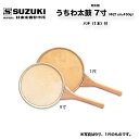 形がうちわに似ていることから「うちわ太鼓」と呼ばれています。柄を持ち、バチで打って演奏します。付属品 バチ（1本）こちらの商品は取り寄せ商品です。お届けまでお日にちを頂く場合がございます。