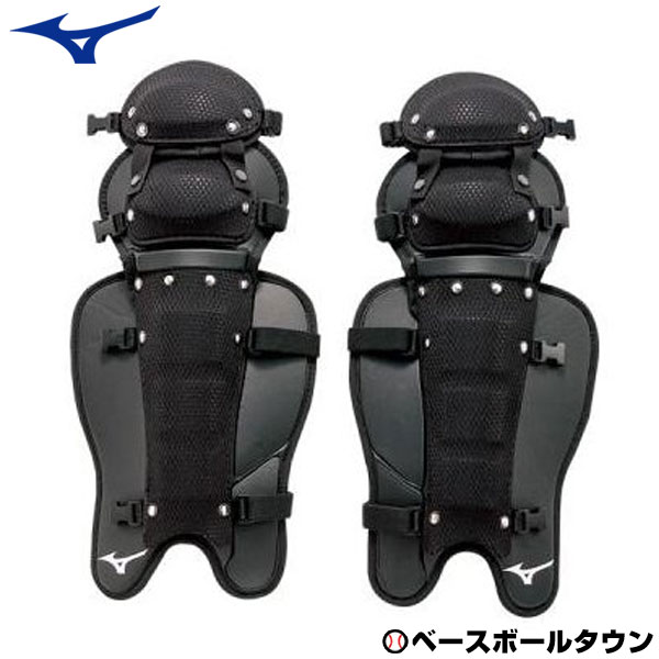 カテゴリトップ&nbsp;&gt;&nbsp;野球・ソフトボール&nbsp;&gt;&nbsp;審判用品(アンパイアグッズ)&nbsp;&gt;&nbsp;防具&nbsp;&gt;&nbsp;レガース ↓ラッピング(290円/税込)のご注文はコチラ↓ 【検索ワード：ラッピング 贈りもの 贈り物 贈物 贈答品 プレゼント ギフト お祝い 記念品 卒業 卒団】 ★メーカー希望小売価格はメーカーカタログに基づいて掲載しています 商品説明 ●素材:樹脂部:ポリエチレン●サブニー部分の着脱可能式 ●プラスチックバックル●付属品:収納袋付き●サイズ:(A)365×(B)540mm●カラー:ブラック(09)●質量:約1,110g ●製造国:ベトナム製●MIZUNO ミズノ 野球用品 審判用品 アンパイヤ アンパイア＊レガーズバンドの交換には1DJYL100をお求めください。●MIZUNO ミズノ 野球用品 審判用品 アンパイヤ アンパイア 【メーカー品番： 1DJLU20009 】 【黒】 ◆野球用品ベースボールタウンとは◆ 野球用品のことならBASEBALL TOWNにおまかせ！ 毎日セール開催中！お得なクーポンや送料無料商品はもちろん、訳ありの在庫処分やアウトレットSALEも続々追加中！ 野球を中心としたスポーツ用品の在庫はなんと10万点以上！ あす楽商品は年中無休・365日出荷ですぐにお届け！ また、Youtubeチャンネル「ベーチャン！」では最新アイテムや少年野球の話題を中心に毎日動画更新中！ よくご利用いただくシーン ＜季節のイベント＞ 1月 正月 お年玉 成人の日、2月 バレンタインデー、3月 ホワイトデー 卒業 卒園 春休み、4月 入学 進級 新生活 新年度、5月 ゴールデンウィーク こどもの日 母の日、6月 父の日、7月 七夕 8月 夏休み お盆 帰省、9月 敬老の日 シルバーウィーク、10月 孫の日 運動会 学園祭 ブライダル ハロウィン、11月 勤労感謝の日、12月 クリスマス 大晦日 冬休み ＜お祝い・プレゼント＞ 成人祝い 卒業祝い 卒団祝い 入学祝い 結婚祝い 誕生祝い 就職祝い ギフト 贈物 贈り物 贈りもの 贈答品 記念品 誕生日