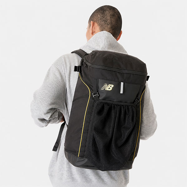 カテゴリトップ&nbsp;>&nbsp;スポーツ用品(野球以外はこちら)&nbsp;>&nbsp;バッグ・ケース&nbsp;>&nbsp;バックパック・その他 ★メーカー希望小売価格はメーカーカタログに基づいて掲載しています 商品説明 ニューバランス ベースボールバックパック 30L AC0207F 野球道具一式をスマートに収納できるベースボールバックパック。左右にバットを収納可能なサイドポケットを備え、バックパネルにはヘルメット収納ネットとシューズケース連結ループ、ショルダーストラップにはグローブホルダーを完備。野球をしないときは普通のバッグとしても利用可能な、オンオフ問わず活躍する汎用性の高いバックパック。 ●素材：ポリエステル、合成皮革 ●カラー：(BK)ブラック ●サイズ：幅32×高さ47×奥行17cm ●容量30L ●ベトナム製 ●NewBlance ニューバランス ブランド スポーツメーカー メンズ用 男性用 紳士用 レディース用 ウィメンズ用 女性用 婦人用 ユニセックス用 男女兼用 一般用 大人用 デイパック デイパッグ リュックサック バックパック バッグ バック かばん 鞄 部活動 合宿 遠征 通勤 通学 旅行 遠足 林間学校 【メーカー品番： AC0207F-BLG 】 【ブラック】【黒】 【 野球用品ベースボールタウン ベーチャン】 ◆野球用品ベースボールタウンとは◆ 野球用品のことならBASEBALL TOWNにおまかせ！ 毎日セール開催中！お得なクーポンや送料無料商品はもちろん、訳ありの在庫処分やアウトレットSALEも続々追加中！ 野球を中心としたスポーツ用品の在庫はなんと10万点以上！ 最強配送対応商品は年中無休・365日出荷ですぐにお届け！ また、Youtubeチャンネル「プロ草野球チーム ベーチャン!」はチャンネル登録10万人を突破！天皇賜杯優勝を最大の目標に日々奮闘中！ よくご利用いただくシーン ＜季節のイベント＞ 1月 正月 お年玉 成人の日、2月 バレンタインデー、3月 ホワイトデー 卒業 卒園 春休み、4月 入学 進級 新生活 新年度、5月 ゴールデンウィーク こどもの日 母の日、6月 父の日、7月 七夕 8月 夏休み お盆 帰省、9月 敬老の日 シルバーウィーク、10月 孫の日 運動会 学園祭 ブライダル ハロウィン、11月 勤労感謝の日、12月 クリスマス 大晦日 冬休み ＜お祝い・プレゼント＞ 成人祝い 卒業祝い 卒団祝い 入学祝い 結婚祝い 誕生祝い 就職祝い ギフト 贈物 贈り物 贈りもの 贈答品 記念品 誕生日