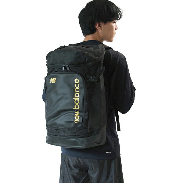 カテゴリトップ&nbsp;>&nbsp;スポーツ用品(野球以外はこちら)&nbsp;>&nbsp;バッグ・ケース&nbsp;>&nbsp;バックパック・その他 ★メーカー希望小売価格はメーカーカタログに基づいて掲載しています 商品説明 ニューバランス トップローディングバックパック40L AC7580W トレーニングウェアやギアを収納できる十分な容量と複数ポケットを備えた耐久性のあるバックパックで、学生に最適です。トップロードデザインで荷造りも簡単で、撥水パネルにより外出時も耐久性を確保します。 ■撥水加工のフロントとボトムパネル ■背面にエアメッシュパネルで快適性と通気性を確保 ■荷造りしやすいトップローディングデザイン ■耐久性のあるショルダーストラップ ■サイドポケット付きで収納可能 ■軽量ポリエステル織り素材 《FRONT》 ・撥水加工 水をはじく撥水加工。 ・フロントポケット 財布・スマホ・ノートを出し入れ簡単！マット調の素材で高級感があり、汚れがつきにくい素材を使用。 ・強靭なファスナー 摩擦や引っ張りに対して開閉される高強度のRCファスナーを使用。 ※RCファスナー：耐摩耗性に優れた素材を使用。コイルが露出していないため、ファスナーが壊れにくく、長持ちします。 ・底部耐久性 底部には耐久性に優れた素材を使用。地面に置いても汚れにくく、ふき取りやすい。 ・サブポケット 出し入れしたいものをすぐに収納できるポケットを搭載。 ・インナー 裏地カラーはライトグレーで、視認性が高く物を探しやすい。モバイルの収納も可能。中にはポケット付き。 ・ボトルホルダー 水筒やペットボトルなどが収納可能なポケット付き。 ・シューズルーム 独立しているため他の物を汚さない。 《BACK》 ・ショルダー 機能性を考慮し、適した形状を採用。さらにステッチを追加し、曲がりやすく体にフィットしやすい。 ・小物用フック ・デオドラントテープ メインルームとシューズルームに消臭効果のあるデオドラントテープを搭載。 ・サイドポケット ペットボトルなどを収納可能。 ・通気（背面メッシュ） ・リフレクター（反射材） 夜間でも光に反射するリフレクターテープを採用。 ・アジャスター 荷物を体に固定し、揺れによる疲れを軽減。 ●素材：ポリエステル、合成皮革 ●カラー：(BLG)ブラック/ゴールド ●サイズ：W33×H57×D20(cm)・容量40L ●ベトナム製 ●ブラック 黒 ゴールド 金 NewBlance ニューバランス ブランド スポーツメーカー メンズ用 男性用 紳士用 レディース用 ウィメンズ用 女性用 婦人用 ユニセックス用 男女兼用 一般用 大人用 デイパック デイパッグ リュックサック バックパック バッグ バック かばん 鞄 部活動 合宿 遠征 通勤 通学 旅行 遠足 林間学校 【メーカー品番： AC7580WBLG AC7580W-BLG 】 【 野球用品ベースボールタウン ベーチャン】 ◆野球用品ベースボールタウンとは◆ 野球用品のことならBASEBALL TOWNにおまかせ！ 毎日セール開催中！お得なクーポンや送料無料商品はもちろん、訳ありの在庫処分やアウトレットSALEも続々追加中！ 野球を中心としたスポーツ用品の在庫はなんと10万点以上！ あす楽商品は年中無休・365日出荷ですぐにお届け！ また、Youtubeチャンネル「プロ草野球チーム ベーチャン!」では2度目の草野球日本一＆チャンネル登録10万人を目指して日々奮闘中！ よくご利用いただくシーン ＜季節のイベント＞ 1月 正月 お年玉 成人の日、2月 バレンタインデー、3月 ホワイトデー 卒業 卒園 春休み、4月 入学 進級 新生活 新年度、5月 ゴールデンウィーク こどもの日 母の日、6月 父の日、7月 七夕 8月 夏休み お盆 帰省、9月 敬老の日 シルバーウィーク、10月 孫の日 運動会 学園祭 ブライダル ハロウィン、11月 勤労感謝の日、12月 クリスマス 大晦日 冬休み ＜お祝い・プレゼント＞ 成人祝い 卒業祝い 卒団祝い 入学祝い 結婚祝い 誕生祝い 就職祝い ギフト 贈物 贈り物 贈りもの 贈答品 記念品 誕生日