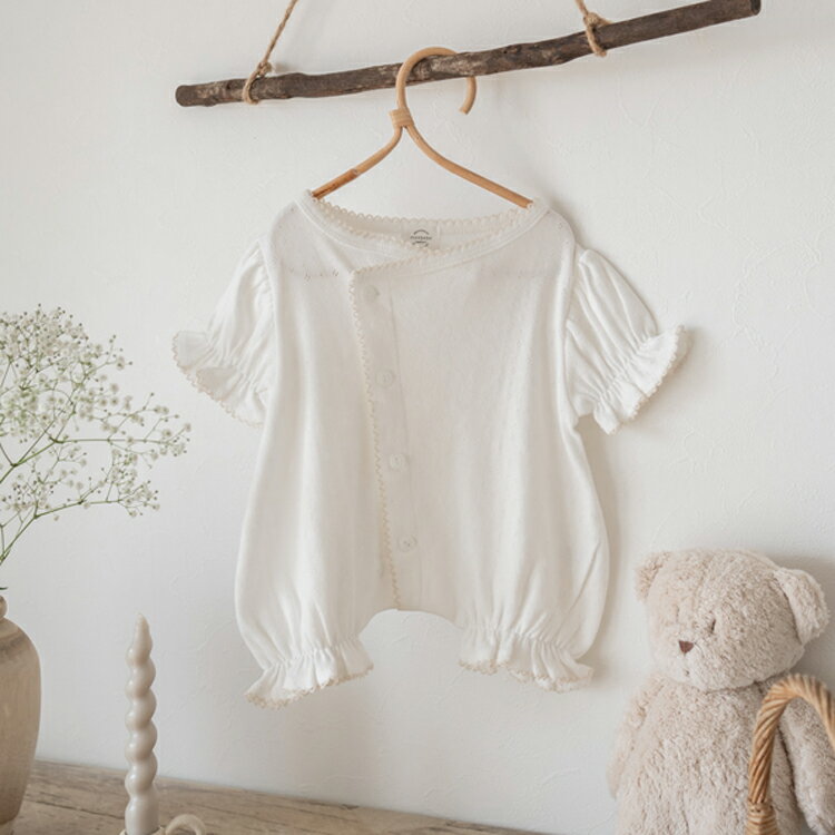 ＼レビュー特典／【即納】【送料無料】【monbebe x bcbasics モンベベ】ベビー ロンパース 新生児 退院着 セレモニー ドレス eyelet sand 韓国子供服 (0-3ヶ月/3-6ヶ月) 50 60 70 コットン100％ 前開き お宮参り 韓国ベビー服 出産祝い 女の子 男の子 ベビーギフト 正規品 2