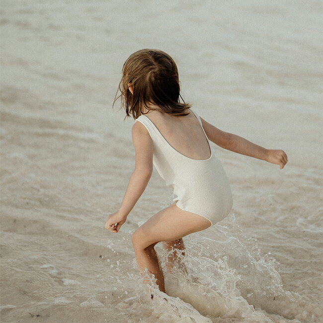 【送料無料】Bora Swimsuit in Turtledove (1-2y, 3-4y) by son and daughter 子供用 キッズ ベビー 水着 スイムウェア ワンピース スイムスーツ シンプル おしゃれ SS24