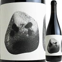 ワイナリー名 エル・モソ ワインズ/EL MOZO WINES ワイン名 マラスピエドラス/MALASPIEDRAS ヴィンテージ 2018 原産国 スペイン 地方 バスク・リオハ/リオハ・アラベサ ブドウ品種 テンプラリーリョ99.9％ヴィウラ、マルジーヴァ0.1％ 容量 750ml 種類 赤ワイン 商品説明 健全で上質な葡萄から究極のBIOによって表現する 女性醸造家による純粋で美しいワイン♪ リオハの次世代のトップ・ドメーヌの筆頭株！ バスク語で「malaspiedras」とは＜bad stone=悪い石＞を意味。 標高の高い石ころだらけの痩せた土壌の畑から造られるためこう名付けた。 標高560MにあるEl Plano,Balondo,Vasconegro,Anagorioという樹齢の高い4区画の畑から。 ブルゴーニュにおけるビオの先駆け、伝説の醸造家ルネ・アンジェルのヴォーヌ・ロマネを彷彿させる シルクのようにデリケートで柔らかなミネラル、複雑さと深遠さを併せ持つワイン。 ブラックベリーやスパイス、スミレ、チョーク系のミネラルの豊かな香り。 滑らかなアタックで、フレッシュかつ複雑さと深遠さが感じられる味わい。 シルクのようにデリケートで柔らかいミネラルが かのルネ・アンジェルのヴォーヌ・ロマネをも彷彿とさせる。 ■ビオロジック栽培■熟成：品種ごとに分けて醸造。 一部は除梗せず、開放式の小さなタンクで自然酵母による醗酵後、 フレンチ、アメリカン、ハンガリーの樽(300L＆500L)でシュール・リーで6-8ヶ月間熟成。 ■亜硫酸添加極少量(Free 0-20gr/L)5mg/L(フリー) アルコール度数：14.0％ ※こちらのワインは蝋キャップとなっております。製造過程で気泡などにより蝋に穴が開いている場合がありますが、品質には問題ありません。 注意 在庫数の更新は随時行っておりますがお買い上げいただいた商品が、品切れになってしまうこともございます。 その場合、お客様には必ず連絡をいたしますが、万が一入荷予定がない場合は、キャンセルさせていただく場合もございますことをあらかじめご了承ください。