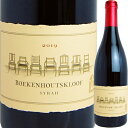 生産者 ブーケンハーツ・クルーフ/Boekenhoutskloof ワイン名 ブーケンハーツクルーフ・シラー /Boekenhoutskloof Syrah ヴィンテージ 2019 原産国 南アフリカ 地方 スワートランド ブドウ品種 シラー100％ 容量 750ml 種類 赤ワイン 味わい フルボディ 商品説明 南アフリカNo．1ワイナリー・ブーケンハーツクルーフ社のトップ・レンジ「7つの椅子」シリーズ このワインを手にしただけでも自慢できる南アフリカ最高峰のプレミアムワイン。 ブドウは最も素晴らしいシラーの産地であるスワートランドのポルセレインバーグとゴールドマインの畑のものを使用。土壌は、前者は収穫量の少ないロッキーベッドロックシスト、後者は風化したシストで、凝縮感と骨格のあるワインになる。 ティム・アトキン[Tim Atkin Report 2021’] 2019VT：97 Point！プラッター[Platter SA 2022’] 2019VT：4.5 STAR 93 Point！ ブドウは最も素晴らしいシラーの産地であるスワートランドのポルセレインバーグとゴールドマインの畑のものを使用。土壌は、前者は収穫量の少ないロッキーベッドロックシスト、後者は風化したシストで、凝縮感と骨格のあるワインになる。2019年は乾燥した年で例年より早く1月最終週から収穫を開始。結果として、果実の房は小さく、収穫量は減ったが、ブドウは凝縮し、力強く香水のようなエレガントな香りを持つ、少し低いアルコール度でバランスの良いワインに仕上がった。ブドウは収穫後、本社のあるフランシュックまで運び冷却。その後、SO2の使用は最小限にしてチューリップ型のコンクリートタンクで自然発酵。ブドウは一部を除梗したものと全房（60％）のものを使用。発酵後はバスケットプレスで搾汁、2500L（オーストリア製）と600L（フランス製）の大樽に入れ、地下倉庫で18ヵ月熟成。ブレンドして瓶詰め。黒系果実が主体で熟したプラム、ブラックオリーブ、スミレ、白コショウ、スウィートスパイス、土、タバコなど非常に複雑で豊かな香り。活き活きとしたフレッシュな酸、凝縮しジューシーで豊かな果実味、パウダー状の細やかな渋み、ミディアムからフルボディの骨格。果実の凝縮感はあるが味わいはドライ。優しく綺麗に抽出されたブドウジュースのピュアな透明感がある。後半は赤系果実や白コショウ、スパイスの風味が続き、クラシックな南仏のニュアンスを感じる。長い余韻にはブラックベリー、ブルーベリー、ダークチョコレートの風味も感じられる。このシラーは、ブドウのピュアな美しさと凛とした骨格、深みとエレガンスを備え、ゴージャスで南アフリカを代表するワールドクラスのパーフェクトなシラーの一つ。熟成を重ねることでより優雅でセクシーなワインになり、ヴィンテージ+10年くらいのスパンで、じっくり時間をかけて付き合いたい。 アルコール度数：14％ 注意 在庫数の更新は随時行っておりますがお買い上げいただいた商品が、品切れになってしまうこともございます。 その場合、お客様には必ず連絡をいたしますが、万が一入荷予定がない場合は、キャンセルさせていただく場合もございますことをあらかじめご了承ください。