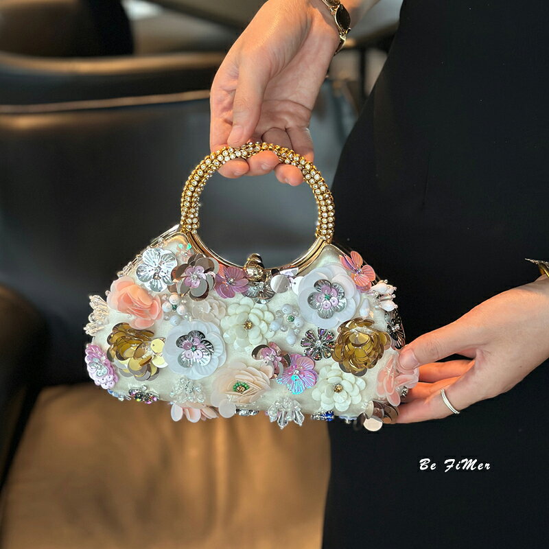 商品詳細 【仕様】 パーティーバッグ サイズ 色 カラー：しゃしん（ご参考の程度） 商品内容 結婚式の服装やお呼ばれ服として、パーティーやディナーなどにおすすめです プリーツ＆ラインストーンの煌きクラッチバッグ♪ ご祝儀袋や袱紗もはいる大きめサイズなのも魅力です もちろんスマートフォンやハンドタオルなどスッキリ収めることが可能！ シンプルデザインで大人可愛く仕上がったパーティーバック エレガントで優雅な印象になる、おすすめの一品です。 結婚式や披露宴、2次会にはもちろんお食事会や謝恩会など活躍の場がたくさん◎ 金具部分につきまして、製造上付く小さな傷がある場合がございます パール、ビジューの装飾はデリケートな部位であり永久的なものではないことをご留意ください お使いのモニターによって色実が若干異なる場合がございます 生産国 made in china 注意点 【商品の色味について】 ●商品写真はできる限り実物の色に近づけるよう加工しておりますが、お客様が使用する※モニター発色の具合により色合いが異なって見える場合がございます。 【生産について】 ●機械による生産の為、生地の継ぎ目の若干のズレやほつれなど、形やサイズに多少の誤差が生じる場合がございます。 ●同じ商品でも“生産時期”や“カラー“により形やサイズに多少の“誤差“が生じる場合もございます。 詳しくは商品画像や実寸サイズにてご確認くださいませ。 ●プリント生地の商品については、生地の裁断・縫製方法により写真と同様の柄が出ない場合がございます。 【サイズについて】 ●表記しているサイズは平置きで採寸ですので若干の誤差が生じる場合がございます 【商品について】 ●表記している商品以外のものはセットではございません。 ●濃色品は多少色落ちすることがあります，ご注意ください。 ※皆様により良い商品をより安くご提供させて頂けますよう、ご注文完了後のご交換・キャンセル・及び不良品以外のご返品・ご交換はお受け致しておりません。 お注文の際は、サイズ・カラー等よくご確認の上、ご注文くださいますようお願い申し上げます。 ※予め十分ご確認の上、ご注文頂きますようお願い申し上げます。 関連キーワード フォーマルバック セレモニーバック パーティーバック バッグ バック ハンドバッグ チェーンバッグ ポシェット ポケット 薄型 小さめ 大きい 大きめ コンパクト 大人 シンプル キレイめ おしゃれ 持ち手 袱紗 ご祝儀袋 収納 ポーチ 2way 3way 肩掛け 斜めがけ サテン セカンドバッグ お呼ばれ パーティー 花嫁 挙式 披露宴 プレ花 卒花 二次会 結婚式 2次会 謝恩会 同窓会 女子会 結婚 式 演奏会 発表会 卒業式 ゲスト ピアノ ママ 母 2次会 入学式 卒園式 成人式 お祝い 内祝い 入学 卒業 入園式 入園 卒 園 入 業 学 卒園 幼稚園 小学校 中学 高校 卒業祝い 食事会 七五三 お受験 お宮参り 冠婚葬祭 法事 就活 セレモニー オフィス ビジネス 清楚 参観日 普段使い カジュアル デート 婚活 コーデ 通勤 結納 ピアノ発表会 ウエディング およばれ 10代 20代 30代 40代 50代 60代 70代 ベージュ 黒 ブラック シルバー 結婚式 お呼ばれ 10代 20代 30代 40代 大人 レディース 二次会 結婚式 2次会 謝恩会 披露宴 同窓会 女子会 結婚式 お呼ばれ パーティ 演奏会 発表会 卒業式 ゲスト ピアノ 2次会 入学式 フォーマル 卒園式 成人式 お祝い 内祝い 入学 卒業 入園式 入園 卒園 幼稚園 保育園 小学校 中学 卒業祝い 食事会 七五三 お受験 お宮参り 冠婚セレモニー オフィス ビジネス 清楚 通勤 参観日 普段使い カジュアル デート 婚活 春 夏 秋 冬 春夏 秋冬 SS AW 結納 ピアノ発表会 ウエディング ウェディング およばれ お水 クラブ クリスマス a4 バッグ レディース 通勤 軽い トートバッグ トートバック 大きめ A4対応 A4入る 仕事用 お仕事トート ビジネストート ビジネス ビジネストートバッグ 通勤バッグ 通勤トート 通勤トートバッグ トートバッグ大きめ シンプルトートバッグ 大きめトート 大きめトートバッグ 仕事用トートバッグ 仕事用トート A4トートバッグ A4トート ベーシック ベーシックトート シンプルトート トレンド 軽いカバン 軽いかばん 軽いバッグ 軽いトート 軽量トート 軽量トートバッグ 軽いトートバッグ 合皮 PVC 自立 トートバッグ 自立する トートバッグ ファスナー ファスナー式 ファスナートート ファスナー開閉 三層 三層仕切り 仕切りあり 高見え プチプラ 高見えトートバッグ プチプラトートバッグ かばん バック BAG 20代 30代 40代 50代 オフィス オフィス用 オフィストート オフィストートバッグ ワーク女子 ワーカー女子 綺麗め 可愛い 合わせやすい レディ A4サイズ 入園 入園式バッグ 入学 入学式バッグ　卒園 卒園式バッグ　卒業 卒業式バッグ セレモニー セレモニートート セレモニートートバッグ セレモニーバッグ フォーマル フォーマルトート フォーマルトートバッグ フォーマルバッグ andshin アンドシン bellseries ベルシリーズ トートバッグ レディース 使いやすい いっぱい入る 大容量 肩がこらない A4対応トート A4対応トートバッグ A4収納 A4ファイル対応 再入荷 ランキング インフルエンサー インスタで話題 トートバッグ 底鋲 底鋲付 しっかり自立するトート お出かけ 静かな存在感 トレンドトートブラックフライデー クリスマス クリスマスプレゼント クリスマスギフト ビジネスリュック ブランド 大容量 メンズ レディース 男子 女子 軽量 撥水生地 USB充電ポート付き 15.6インチ パソコン PC B4 タブレット ipad ノートパソコン トラベルリュック バックパック 180°開口 一泊 出張 旅行 トラベル 通学 通勤 修学旅行 一人旅行 女子旅 家族旅行 観光 2泊 父の日 母の日 敬老の日 プレゼント 新生活 新社会人 もしかして ノーダース ノルデース リュックサック 小さめ おしゃれ かわいい 高校生 学生 内側ファスナー 防犯 背中ポケット 背面ポケット 整理 撥水 デイバッグ デイパック きれいめ way ナイロン 無地 ペットボトル ホルダー A4