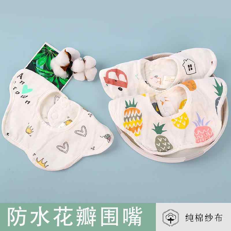 防水 赤ちゃんが 口を 囲んで 子供が 食事を して いる 赤ちゃんの 純綿 ガーゼの 唾液 タオルが ミルクを 吐いて 首を 大きく 吸って いる ポケット