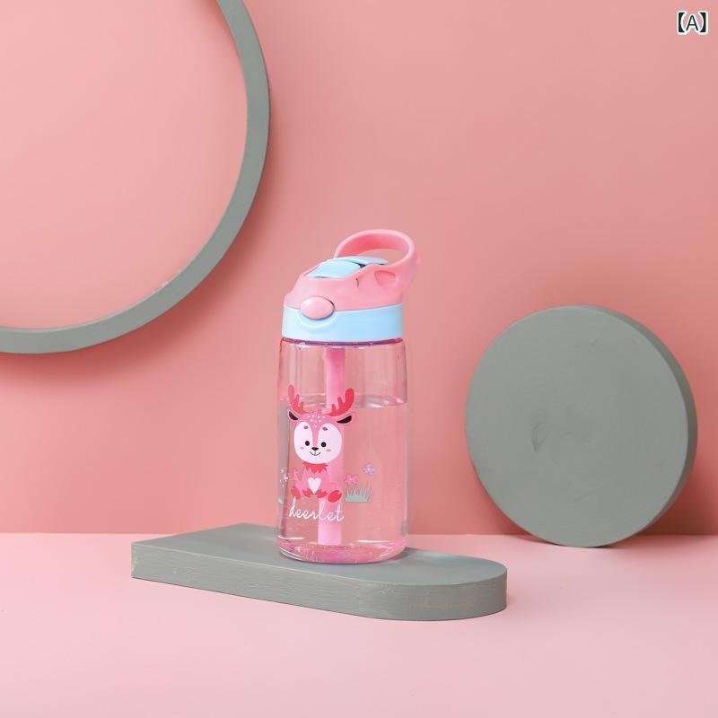 Rakuten - かわいい 子供が ストロー コップを 持って います。 赤ちゃんが 幼稚園の 水筒に 落ちない ように します。