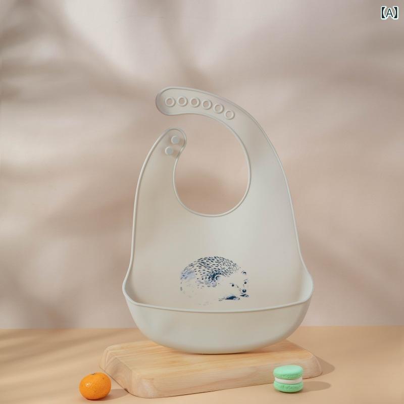 子供の シリカゲルの よだれかけの 4 歳の 赤ちゃんは 食事を します。