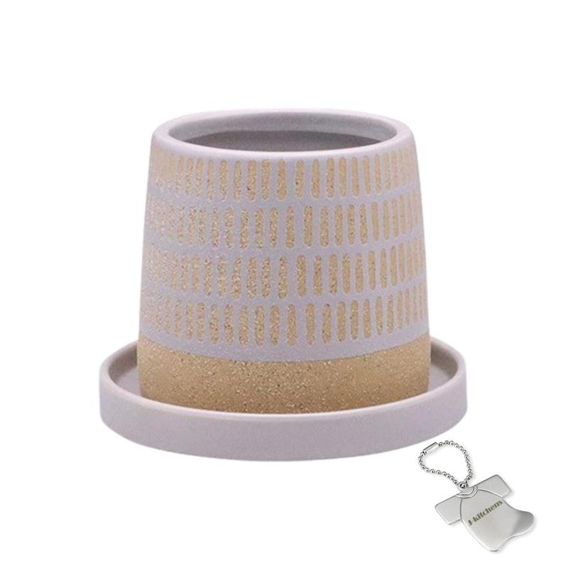 J-kitchens Select 置物 花瓶 陶器 植木鉢 カンナ彫風 デザイン ポット グレー Φ11xH10cm オリジナルタグ付 P-563849本体素材：セラミック製品サイズ：本体／約Φ11xH10cm底穴あり ソーサー付き一品一品が手作りの為、色合いやサイズ等が多少変わる場合があります。