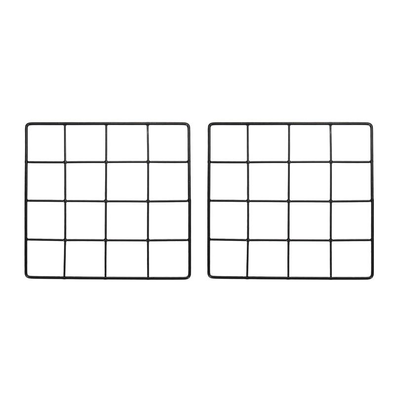 YOKIVE 2枚組 ワイヤーグリッドパネル 装飾用パネルボード | 写真・絵画ディスプレイ用壁掛けフ レーム ホーム事務所用 (黒 8"x8")√多目的使用 - ワイヤーグリッドパネルは写真、絵画、デッサン、アート作品、装飾品などの小物の展示と整理に最適です。お好みで壁を飾り、お部屋をより美しく演出できます。√製品内容 - 7.87×7.87インチ(約20×20cm)、厚さ3 mmのワイヤーグリッドパネルが2枚入っています。√信頼性の高い素材 - プラスチックコーティング加工の鉄線を使用しており、錆や腐食に強く、長期間ご使用いただけます。√特別な設計 - 表面は滑らかで、優れた接合技術によりジョイント部分が完璧に仕上がっています。ワイヤーは強度があり変形しにくい特性があります。フックを使って硬い壁に取り付け、クリップで写真や絵画を掛けることができます(フックとクリップは付属しません)。√ご注意 - サイズが気になる場合は、注文前に寸法をご確認ください。