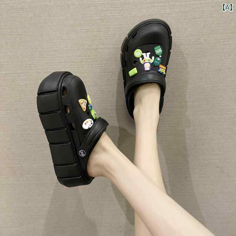 Rakuten - かわいい diy デザインの 洞窟 靴 スリッパの 女性は 夏の 厚い 底の ビスケットと 中と 包 頭の半 スリッパを 履いて います。