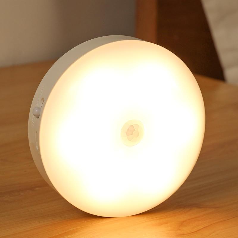 LEDセンサーライト 室内用 ナイトライト 人感センサー付き 間接照明 寝室 足元ライト フットライト おしゃれな常夜灯 授乳ライト 壁掛け可能 玄関照明や廊下 階段に最適 充電式（1回の充電