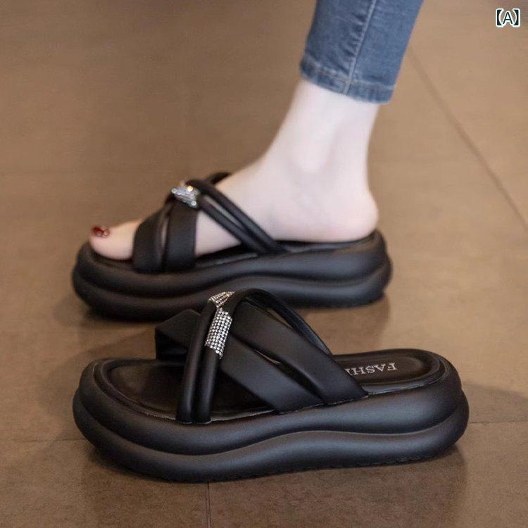 アンドロメダ 風 柔らかい 底の サンダル 女性 夏 2025新 滑り 止め 一 字 モップ 厚い 底 ファッションビーチサンダル色: 黒,白,カーキサイズ: 35,36,37,38,39,40アッパー素材: PU製品カテゴリー: 一行フォントORIGIN: XYつま先の形状: 丸い頭供給カテゴリー: スポット最速の発送時間: 2商品番号: 新しい 250313152ソール素材: ゴムインナー素材: PU発売年と発売時期（発売時期）: 2025年春最新の配達時間: 2日間