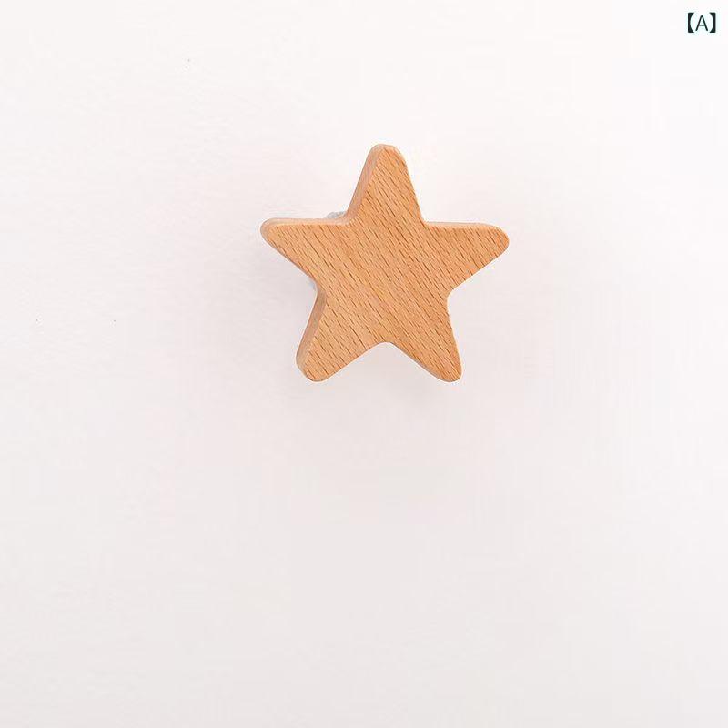 木造の 星の 装飾は 月の フックを 掛けます。 穴を 開けないで ください。