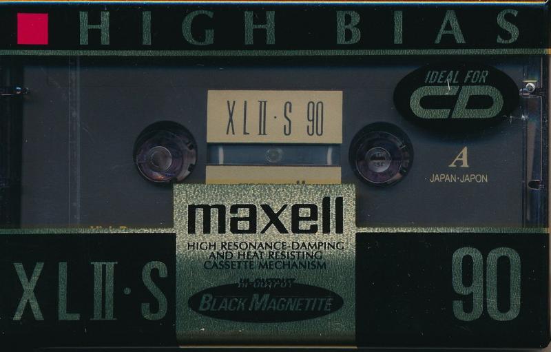 Maxell ブラック90分カセットテープ。