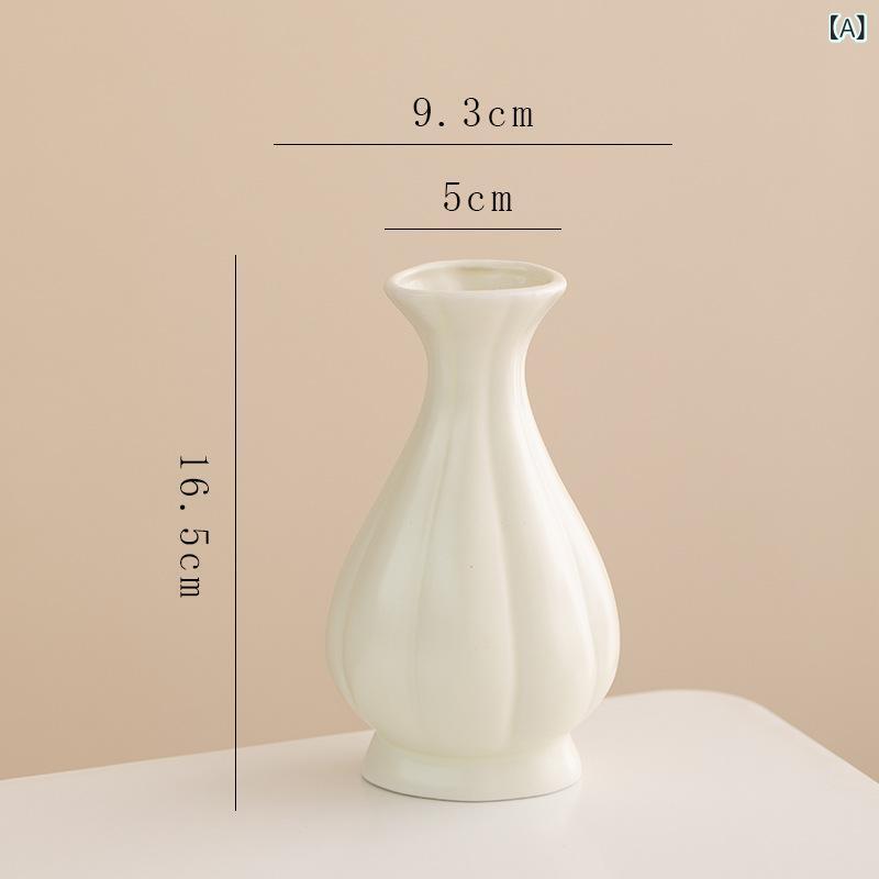 道中の シンプルな 創意 クリーム 風 陶磁器の 花瓶に 生け花が 飾ら れて います。