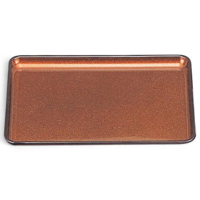 J-kitchens お盆 尺2 戦国長手 トレー （ 盆 トレイ おぼん ）梨地 35cm 漆器 （ ABS 樹脂 ） 日本製サイズ:約 35.7cm x 26.7cm x 2.1cm 生産国：日本製材質（記号[A]）：ABS樹脂ABS樹脂の特徴 ●耐熱温度/60℃以下 ●衝撃に強いので割れにくく、耐久性に優れ塗料の密着も良好。 ●食器洗浄機を使用すると変形する場合があるためお避けください。シンプルで洗練されたデザインが特徴のお盆は、どんなシーンでもスタイリッシュに演出します。和洋どちらのインテリアにも馴染み、食卓やリビングを華やかに彩ります。上品で落ち着いた雰囲気を引き出すことで、おもてなしや日常の使い方に、さりげない高級感をプラスします。