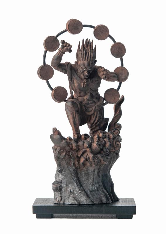 極小仏 現存彩色 雷神（木製：ツゲ）＿仏像 フィギュア 木彫り 置物 仏像ワールド（GSBcolらいじん極小仏 現存彩色シリーズ： 彩りをまといさらに深まるその価値─小さくとも輝くその存在感と品格本体サイズ：高さ103×幅52×奥行40mm（敷板含む）重量：約42g素　材：天然木（ツゲ）/銅（光背一部）現存彩色仕上げ製品内容：本体、敷板　桐箱入生産国：中国備考：商品は一体一体手作業で仕上げを行っており、高レベルな均一化を図っておりますが、まったく同一の商品はございません。また、木目や彩色などが一体一体微妙に異なりますので予めご容赦ください。天才仏師 運慶の長男 湛慶作とされる「国宝 風神雷神像」がモデル。 恐ろしい災害とともに五穀豊穣の恵みをもたらす自然現象を神格化した身近な神として、古くから人々の信仰を集めました。躍動感に満ちた造形はどこかユーモラスでもあり、鎌倉彫刻の傑作の一つとされています。