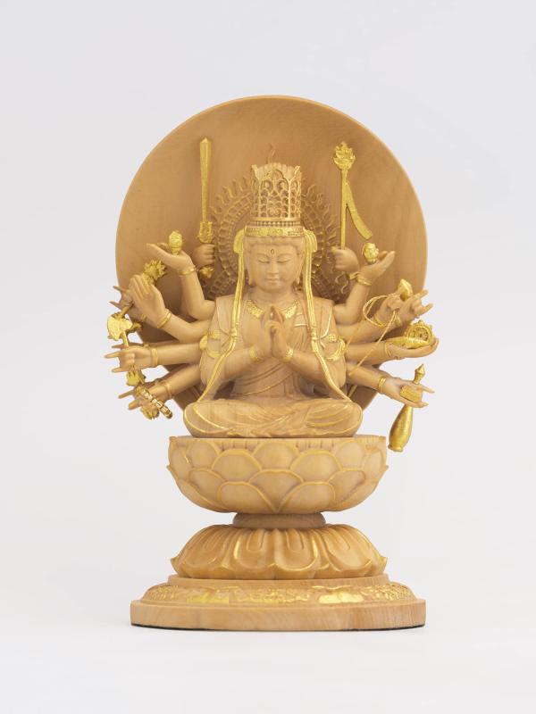 極小仏 准胝観音 10.3cm（木製：ツゲ 金泥仕上）＿観世音菩薩 仏像 フィギュア 木彫り 置物（GSBじゅんていかんのん極小仏シリーズ： 実物のイメージそのままの造形バランス　用途や場所を選ばずお楽しみいただける極小サイズの木彫り仏像本体サイズ(約)：高さ10.3×幅6×奥行6cm　重量：約60g素　材：天然木（ツゲ）製品内容：本体（台座一体）、光背　桐箱入生産国：中国備考：商品は一体一体手作業で仕上げを行っており、高レベルな均一化を図っておりますが、まったく同一の商品はございません。また、木目や彩色などが一体一体微妙に異なりますので予めご容赦ください。