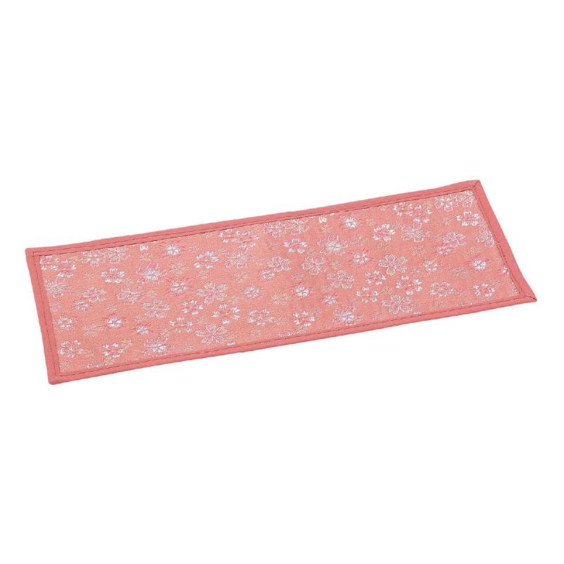 サンメニー かのん 上置用 経敷 難燃 金襴 経机敷 仏壇用 敷物 経机マット 福岡県産金欄 日本製 国産 防炎 安全 設計 仏壇 経机 掛けマット きょうきしき きょうきカバー ぶつだんしき ピン【製造地と特徴】福岡県の工房で製作された仏壇用の敷物です。伝統的な金蘭織りの技法で花柄模様を丁寧に織り込んでいます。仏壇用の経机（きょうづくえ）に置くと、お仏間がより格調高い雰囲気になります。経机掛け、経敷（きょうしき）として使用できます。【燃えにくい素材】素材にはポリエステルとレーヨンを使用し、特殊な防炎/難燃加工を施しています。万が一お線香やロウソクの火が落ちても燃え広がりにくい設計です。経机カバー/経机敷物として実用的な機能性を備えています。【サイズ展開】経机掛け/経敷きは幅24cm、30cm、39cmの3サイズをご用意しています。お手持ちの経机の横幅を測っていただくことで、ぴったりのサイズをお選びいただけます。経机マット/経机敷物として一般的なサイズ展開です。【デザインと外観】金蘭織り特有の光沢と花の模様が、仏壇まわりを荘厳に彩ります。織物ならではの深い味わいで、経年での色褪せを抑えています。経机敷/経机掛け/経机マットとして、和の趣きを大切にした仏具用敷物です。【お手入れと耐久性】国内生産の製品で、乾いた布で軽く拭くだけでお手入れができます。丈夫な縫製と厳選した素材で実用的な仕様となっています。経机カバー/経机敷/お経机用マットとして、毎日のお参りにご使用いただけます。