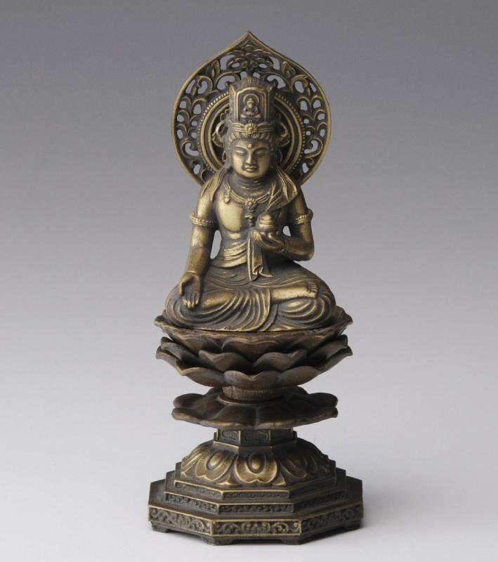 仏像 虚空蔵菩薩 15cm（古美金仕上げ） 仏師：牧田秀雲 原型＿（丑・寅年生まれ）十二支守り本尊 高岡銅器(こくうぞうぼさつ)シリーズ：十二支の守護本尊（古美金色仕上げ）　インテリアにもよく馴染む 年代物の古美術品のような奥深い色合い本体サイズ：高さ15.0×幅6.5×奥行6.5cm （身丈7.2cm)　重さ：590g材質：亜鉛合金製（仏師 牧田秀雲 原型）　古美金色仕上げ　【高岡銅器/日本製製品内容：本体　化粧箱入丑・寅(うし・とら)年生まれのお守り本尊　こちらは金属製の国産鋳造仏です。趣きあるインテリアとして、また心のよりどころとして、日々の暮らしの中でお楽しみ頂けるサイズとなります。