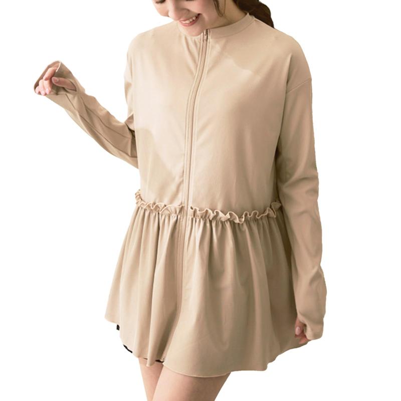 [スポパン] SPOPAN フリル切替ラッシュガード フルジップ レディース 315184N BE M【デザイン】大人が似合うフリルとシルエットを追求した、毎日着られるラッシュガード。広がりすぎず落ち感のある着用感で、お尻まで隠れる丈に設定しています。フルジップだから必要な時にサッと着脱できます。【機能】UVカット（紫外線遮蔽率99％以上）、水陸両用、軽量、速乾、ストレッチ【素材】スポーティーになりすぎない、ほどよい厚みでマットなリブ編み生地を使用。紫外線遮蔽率は99％以上で着るだけで紫外線対策ができるので、ラッシュガードとしてはもちろんデイリーにもおすすめです。シワになりにくく、乾きやすいからお手入れも楽ちん伸びやすく軽い着心地なのも嬉しいポイントです。