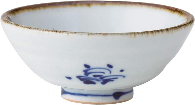 鶴は千年亀は万年というようにおめでたい長寿の象徴である亀が描かれた 平盃 直径7.5cm 容量50ml 縁起のいい柄の平盃はお祝いの席で大活躍 敬老の日や還暦祝いの贈り物にもぴったり 波佐見