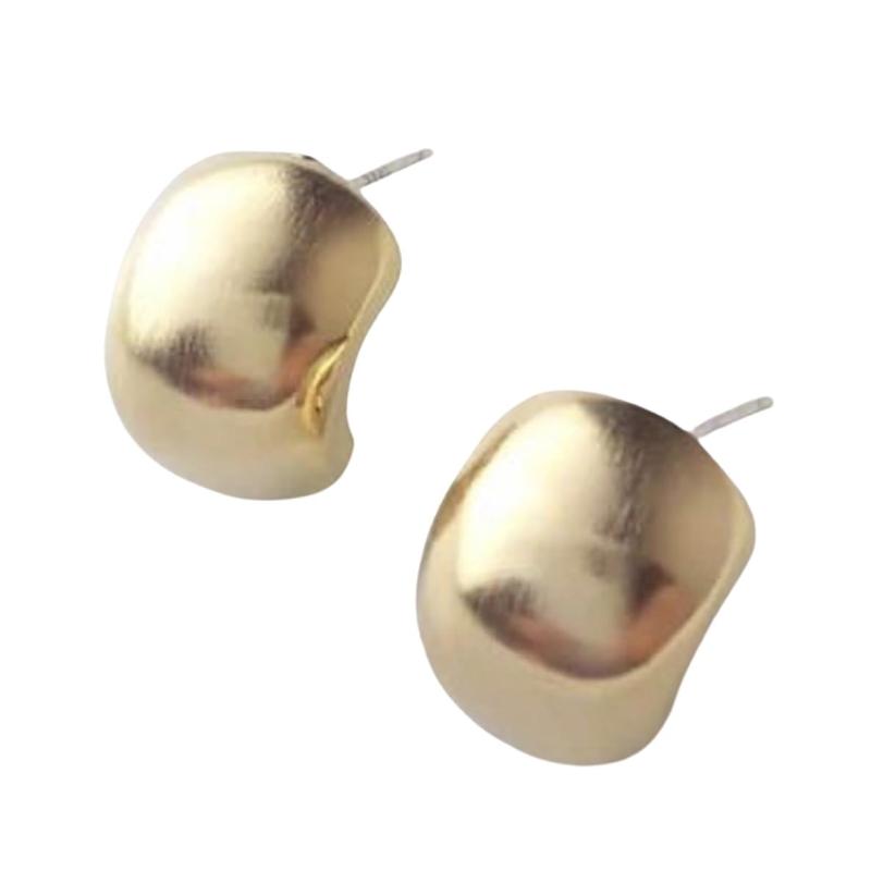 [ALOHAMONI] マット スクエア ピアス ミニ ぷっくり 小ぶり 豆ピアス マット質感 シンプル 両耳 2個セット ビーンズ 丸み フォルム 韓国 オルチャン✅ 【デザイン】小ぶりでマットな質感が韓国でも大人気 ぷっくりとしたビーンズのような丸みのあるフォルムとマット質感が上品なピアスです✅ ぷっくりしたデザインが可愛くてオシャレ きれいなライトゴールド/シルバーに高級感のある質感で上品な印象です✅ 両耳2個セットです✅ シンプルなデザインでどんなコーデにもマッチするので、一年中使えます✅ 【シーン】キレイめからカジュアル、フォーマルまで、シンプルなデザインでどんなコーデにもマッチします✅ 【サイズ】約1.5cm x 1cm✅ 【カラー】ゴールド / シルバー