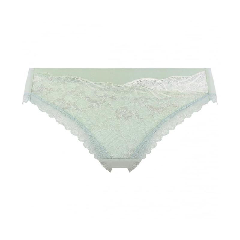 [Triumph] （トリンプ） すっきり包み込むブラ585 レギュラーショーツ後ろ身生地は吸放湿性のあるマイクロベア天竺で伸縮性に優れた素材を使用しています。 編みレースは、リサイクルナイロンや、リサイクルポリウレタンの環境配慮素材を使用したレースを採用しています。 <br><br> 後ろ脚口レースで、アウターにひびきにくいです。 前脚口レースで、くいこみにくいです。 <br><br> ヒップサイズ：<br> [M]：87-95cm<br> [L]：92-100cm<br> [LL]：97-105cm<br> はきこみ丈：普通<br> 素材：<br> 身生地：ナイロン 80％、ポリウレタン 20％<br> 裏打：綿100％<br> レース部：ナイロン、ポリエステル、その他 <br><br> 柄物商品は裁断の関係上、柄の出方が画像と異なる場合があります。