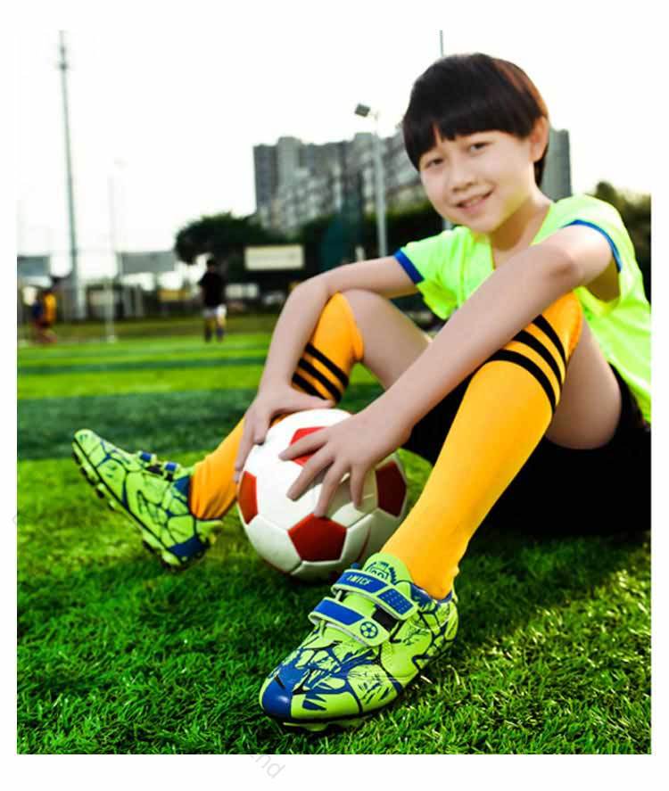 毎日部活に取り組むフットボーラーへ!◇シューズ内の蒸れを抑え快適にトレーニングが行え、スポーツの快適性をさせます。抑菌防臭機能を持つので、履き心地が快適。サイズ18cm 18.5cm 19cm 19.5cm 20cm 20.5cm 21.5cm 22cm 23cm 23.5cm 24cm 24.5cmサイズについての説明18.0〜24.5cm素材PUレザーラバーソール色ブルータイプA /レッドタイプA /グリーンタイプA /ピンクタイプA /ブルータイプB /レッドタイプB /グリーンタイプB /ピンクタイプB備考サイズ詳細等の測り方はスタッフ間で統一、徹底はしておりますが、実寸は商品によって若干の誤差(1cm〜3cm )がある場合がございますので、予めご了承ください。製造ロットにより、細部形状の違いや、同色でも色味に多少の誤差が生じます。パッケージは改良のため予告なく仕様を変更する場合があります。▼商品の色は、撮影時の光や、お客様のモニターの色具合などにより、実際の商品と異なる場合がございます。あらかじめ、ご了承ください。▼生地の特性上、やや匂いが強く感じられるものもございます。数日のご使用や陰干しなどで気になる匂いはほとんど感じられなくなります。▼同じ商品でも生産時期により形やサイズ、カラーに多少の誤差が生じる場合もございます。▼他店舗でも在庫を共有して販売をしている為、受注後欠品となる場合もございます。予め、ご了承お願い申し上げます。▼出荷前に全て検品を行っておりますが、万が一商品に不具合があった場合は、お問い合わせフォームまたはメールよりご連絡頂けます様お願い申し上げます。速やかに対応致しますのでご安心ください。 【原産国／製造国: 中国】 指定された配送時間は承っておりません。【ビーコンウェルスセレクト2nd】