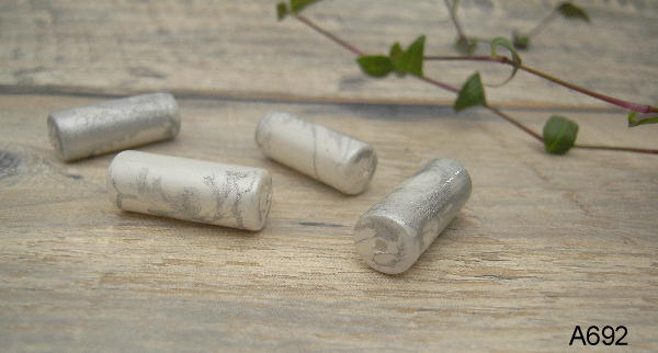 ヴィンテージアクリルビーズ26×10mmチューブ・ホワイト/シルバー(A692)