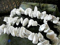 ハウライトトルコ ホワイト（ホワイトターコイズ ）さざれ（76〜8Ocm）ロング　4〜6mm／ターコイズ 原石