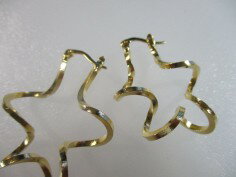 軽合金メタル☆チャームピアス　 イエローゴールド。。。黄金18Kではなく 黄金色です（注） パーツサイズ ウェーブ。。。およそ28mm×32mm きらきら感いっぱいでもさすが 日常使いとして派手すぎずシックに感じます 耳元でしっかり燦然とか...