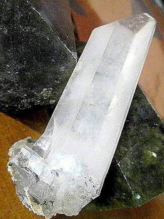 水晶 ポイント−134 水晶 原石 天然石 原石 水晶 天然石 ポイント 鉱物原石...