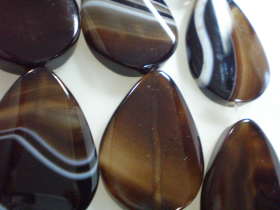 黒めのう 天然石めのう ビーズアクセサリーパーツ ビーズパーツ でっか大玉黒めのう しずくタイプ−2（ばらケ売り めのう 天然石 ビーズ めのう 天然石アクセサリーパーツ