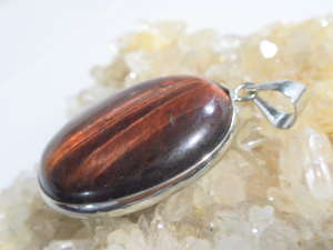 天然石レッドタイガーアイのペンダントトップ サイズ・・・およそですが 23x31x厚さ11mm　 タイガーアイで作る方々の《関連ジャンル》 タイガーアイピアス タイガーアイペンダント タイガーアイネックレス タイガーアイペンダントトップ タ...