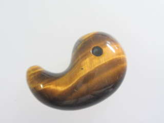 楽天e−beads天然石 タイガーアイ ペンダントトップ 勾玉　タイガーアイ 勾玉 護符—14勾玉 パワーストーン 開運 パワーストーン 勾玉 タイガーアイ パワーストーン開運 金運 お金が貯まる 魔除け 厄除け 護符 お守り 御守り 健康長寿 不老長寿 幸福祈願 幸福幸運