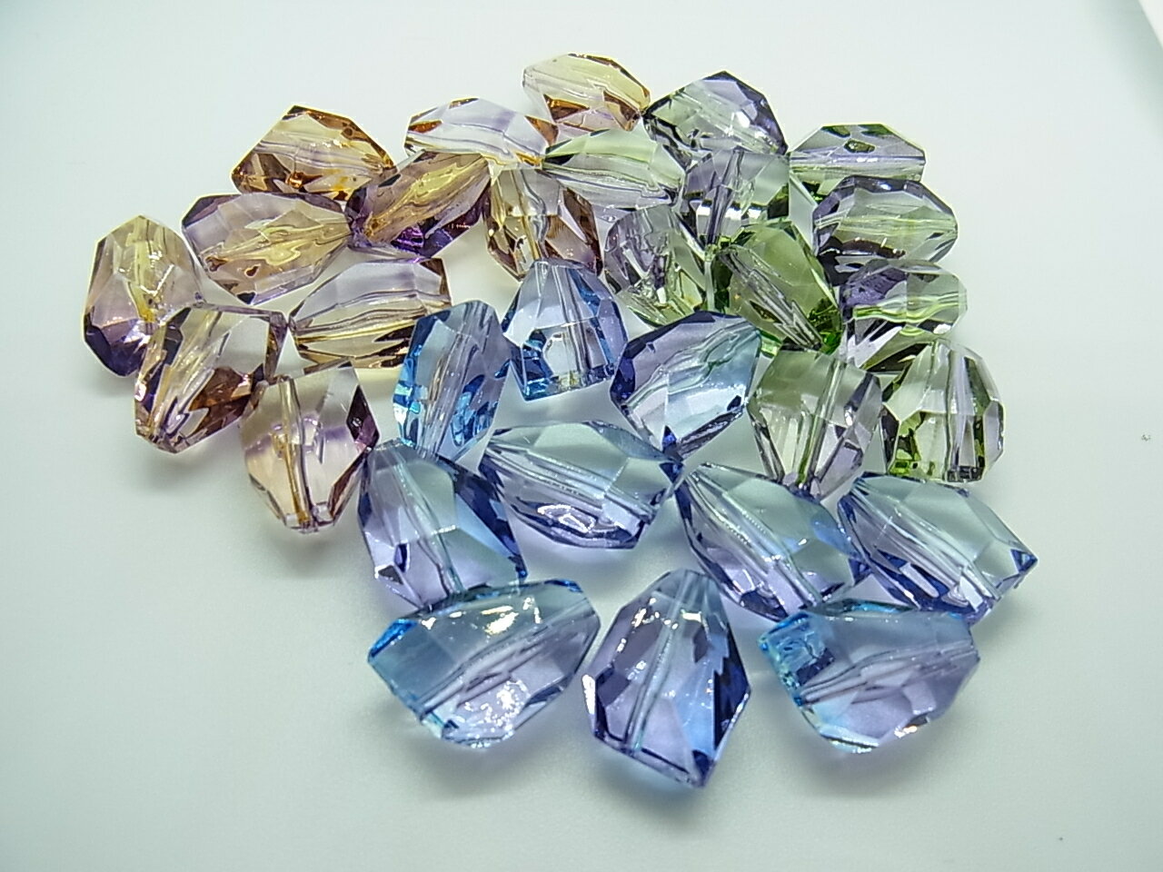 【 変形 カットビーズ S バイオレット ヴィトライユ ビーズ 14×19mm（10ケ）j4 】アクセサリーパーツ 日本製 アクリル ビーズパーツ プラ プラスチック 紫 パープル 通し穴 穴あり ハンドメイド ハンドクラフト 手作り イヤリング ネックレス