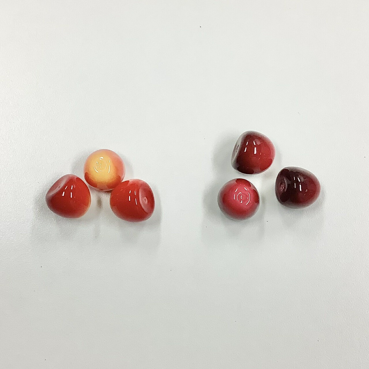 【ポリ さくらんぼ 片穴 小 1ケ j4】日本製 フルーツ チェリー 果物 ポリ ケシ ビーズ ツヤ
