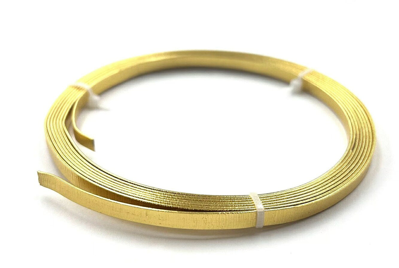 【サイズ】幅約5mm 【入数】2.5m巻 ※NEWカラー　従来のゴールドより黄みのあるイエローゴールドになります。 ありそうで無かった5mm幅平らなジュエリー＆クラフトワイヤー。 丈夫で軽量なアルミ製で、美しいメタリックカラーと繊細なテクスチャが美しさを引き立てます。 通常のワイヤーと同様に、ニッパーでお好きな長さにカットして、丸ペンチや平ペンチで、ねじる、巻く、曲げるなど自由自在。クリスタルクレイなどのフレーミングなどにも。 また水に強いのでアクセサリーの他に、フラワーアレンジメントやガーデニングにも。 これまで出来なかったような、立体的なアクセサリーにもチャレンジしてみて！ ワイヤーモードジュエリー作家の余合ナオミ先生プロデュースの「YOGOX」シリーズです。