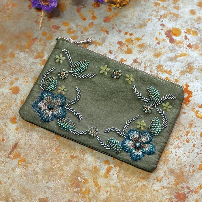 オリーブグリーンのファスナーポーチ