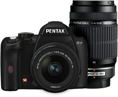 【商品名】PENTAX デジタル一眼レフカメラ K-r Wズームキット ブラック K-rWZK BK（中古品）中古品の特性上、外箱,取り扱い説明書等は基本的には付属いたしません（付属しているものもございます）。商品として問題があるものではございません、動作いたします。また、商品名に【付属、特典、○○付き、ダウンロードコード】等の記載があっても中古品の場合は基本的にこれらは付属致しません。当店の中古品につきましては商品チェックの上、動作に問題がないものを取り扱っております。ご安心いただきました上でご購入ください。【ご注文〜発送完了までの流れ】ご注文は24時間365日受け付けております。ご注文後いただきました後に当店から注文確認メールが送信されます。発送までの期間といたしましては、ご決済完了後より2〜5営業日となります。発送完了後に発送通知番号記載のメールが送付されます。【ご注意事項】当店はお客様都合によるご注文・ご決済後のキャンセル・返品はお受けしておりません。ご承知おきのうえご注文をお願いいたします。当店は一部商品を他モール等と併売させていただいております。完売の際はご連絡させていただきます。予めご承知おきのほどお願いいたします。