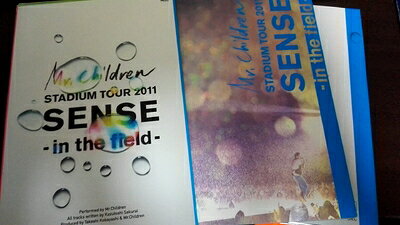 【商品名】Mr.Children STADIUM TOUR 2011 SENSE -in the field- [DVD]（中古品）中古品の特性上【破れ、パッケージの欠け,割れ、レンタル落ち、メモ書き】等がある場合がございます。また、商品名に【付属、特典、○○付き、ダウンロードコード】等の記載があっても中古品の場合は基本的にこれらは付属致しません。当店の中古品につきましては商品チェックの上、動作に問題がないものを取り扱っております。ご安心いただきました上でご購入ください。保証等の記載がある場合がございますが、中古品となりますためメーカー保証の対象外となります。あらかじめご承知おきください。【ご注文〜発送完了までの流れ】ご注文は24時間365日受け付けております。ご注文後いただきました後に当店から注文確認メールが送信されます。発送までの期間といたしましては、ご決済完了後より2〜5営業日となります。発送完了後に発送通知番号記載のメールが送付されます。【ご注意事項】当店はお客様都合によるご注文・ご決済後のキャンセル・返品はお受けしておりません。ご承知おきのうえご注文をお願いいたします。当店は一部商品を他モール等と併売させていただいております。完売の際はご連絡させていただきます。予めご承知おきのほどお願いいたします。掲載されております画像はイメージとなります。実際の商品とは色味等異なる場合がございますため、予めご承知おきください。