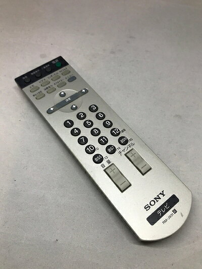 【商品名】SONY 純正テレビリモコン　RM-J931（中古品）中古品の特性上、外箱,取り扱い説明書等は基本的には付属いたしません。商品として問題があるものではございません、動作確認済みとなります。商品名に【付属、特典、○○付き、ダウンロードコード】等の記載があっても中古品の場合は基本的にこれらは付属致しません。当店の中古品につきましては商品チェックの上、動作に問題がないものを取り扱っております。ご安心いただきました上でご購入ください。保証等の記載がある場合がございますが、中古品となりますためメーカー保証の対象外となります。あらかじめご承知おきください。【ご注文〜発送完了までの流れ】ご注文は24時間365日受け付けております。ご注文後いただきました後に当店から注文確認メールが送信されます。発送までの期間といたしましては、ご決済完了後より2〜5営業日となります。発送完了後に発送通知番号記載のメールが送付されます。【ご注意事項】当店はお客様都合によるご注文・ご決済後のキャンセル・返品はお受けしておりません。ご承知おきのうえご注文をお願いいたします。当店は一部商品を他モール等と併売させていただいております。完売の際はご連絡させていただきます。予めご承知おきのほどお願いいたします。掲載されております画像はイメージとなります。実際の商品とは色味等異なる場合がございますため、予めご承知おきください。