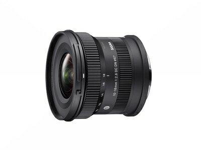 【商品名】シグマ(Sigma) SIGMA シグマ 富士フイルム Xマウント 10-18mm F2.8 DC DN ズーム 広角 APS-C Contemporary ミラーレス 専用（中古品）中古品の特性上、外箱,取り扱い説明書等は基本的には付属いたしません。商品として問題があるものではございません、動作確認済みとなります。商品名に【付属、特典、○○付き、ダウンロードコード】等の記載があっても中古品の場合は基本的にこれらは付属致しません。当店の中古品につきましては商品チェックの上、動作に問題がないものを取り扱っております。ご安心いただきました上でご購入ください。保証等の記載がある場合がございますが、中古品となりますためメーカー保証の対象外となります。あらかじめご承知おきください。【ご注文〜発送完了までの流れ】ご注文は24時間365日受け付けております。当店から商品発送後に発送通知メールが送信されます。発送までの期間といたしましては、ご決済完了後より2〜5営業日程度となります。【ご注意事項】当店はお客様都合によるご注文・ご決済後のキャンセル・返品はお受けしておりません。ご承知おきのうえご注文をお願いいたします。当店は一部商品を他モール等と併売させていただいております。完売の際はご連絡させていただきます。予めご承知おきのほどお願いいたします。掲載されております画像はイメージとなります。実際の商品とは色味・付属品等が異なる場合がございますため、予めご承知おきください。